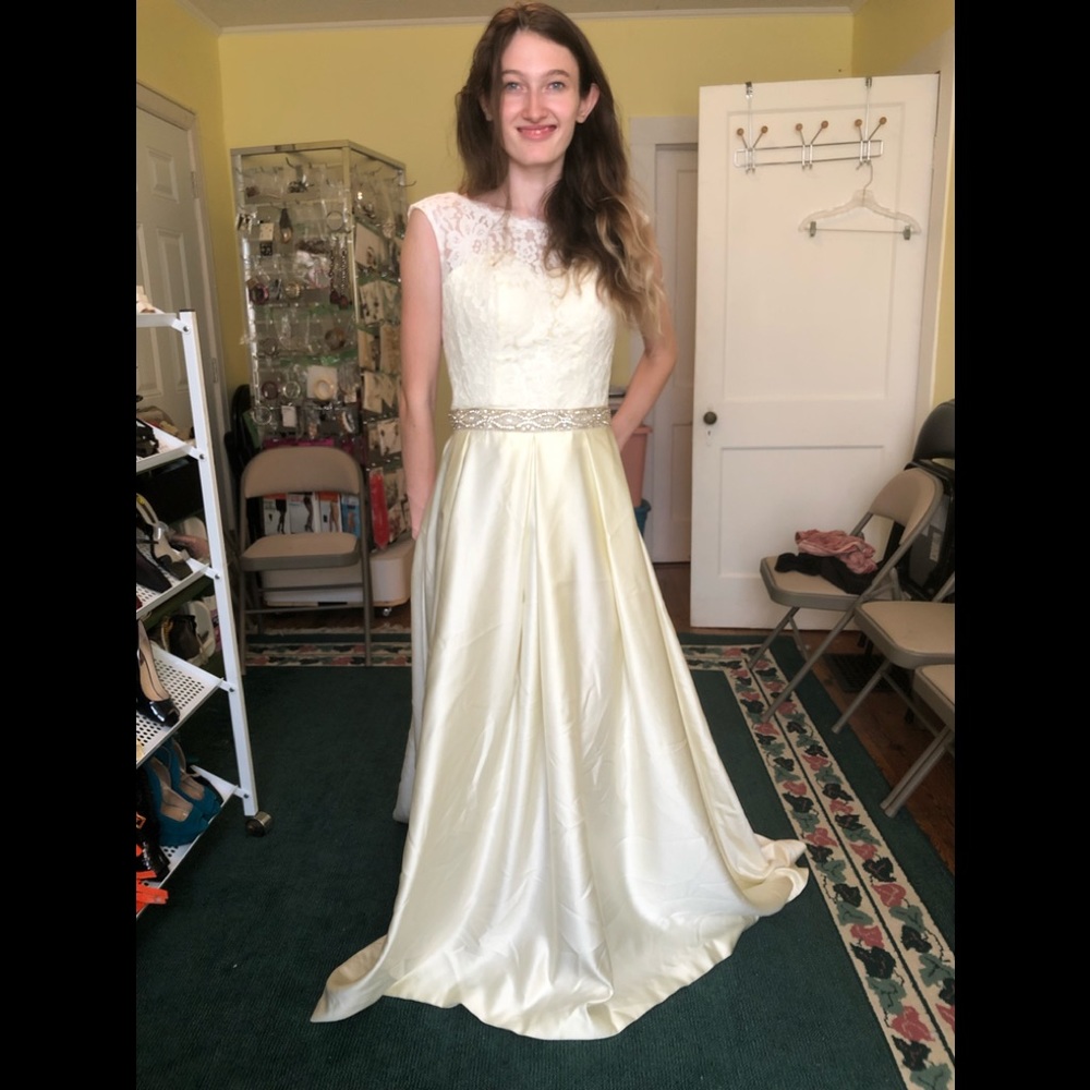 🆕 Wedding 👗 by Jaeden Simple Elegance cream color, lace top Mock (size4)